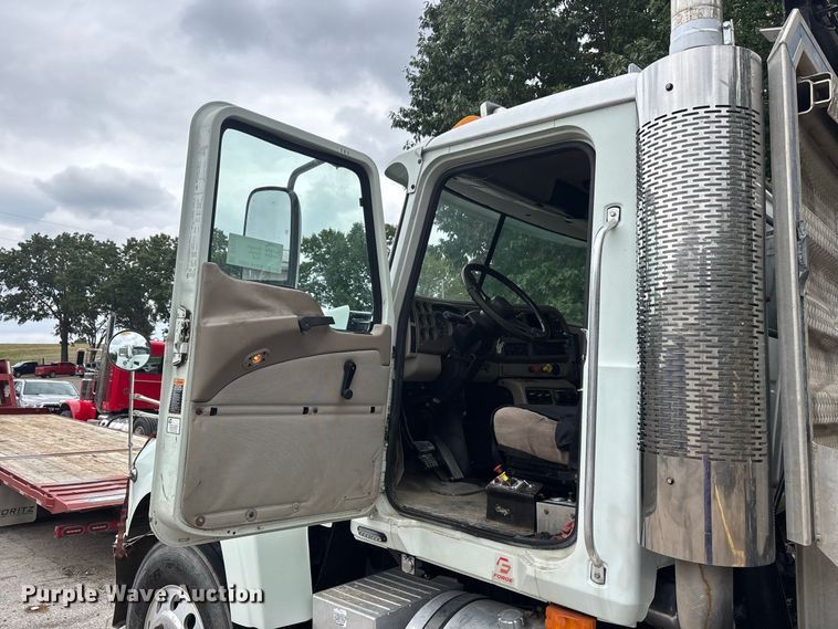 image for item DT0121 2007 Mack semi truck