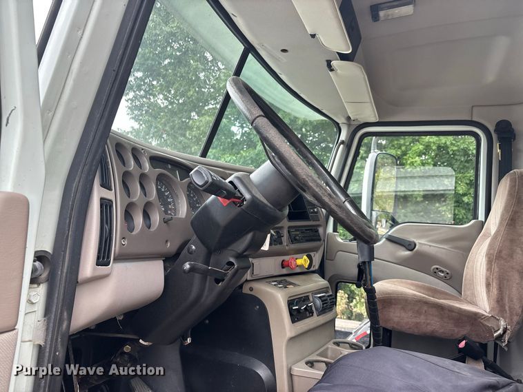 image for item DT0121 2007 Mack semi truck