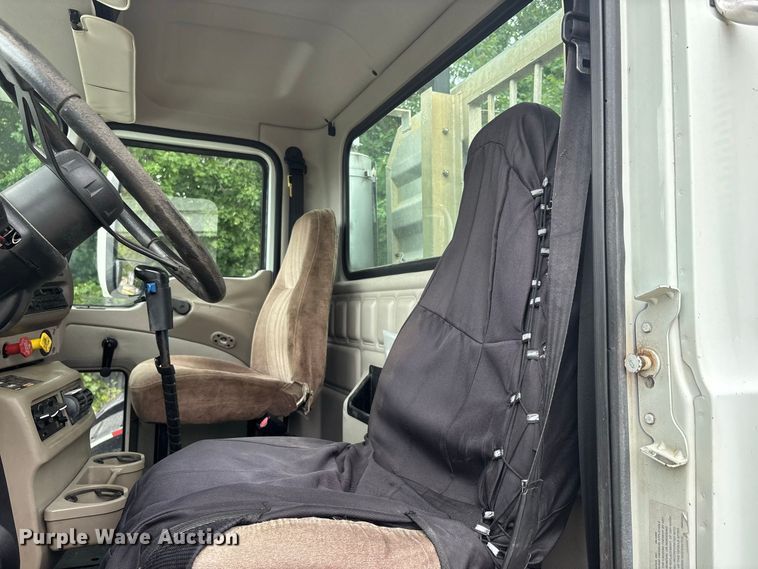 image for item DT0121 2007 Mack semi truck