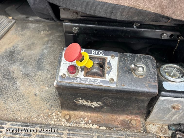 image for item DT0121 2007 Mack semi truck