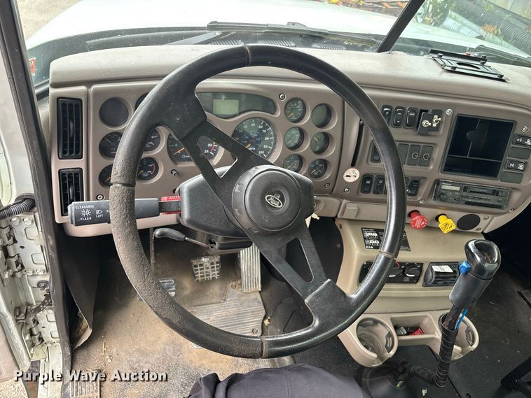 image for item DT0121 2007 Mack semi truck