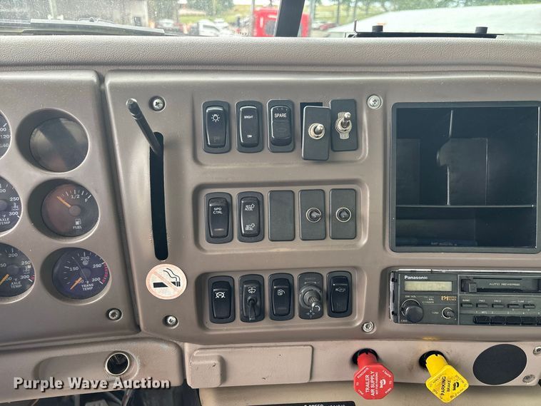 image for item DT0121 2007 Mack semi truck