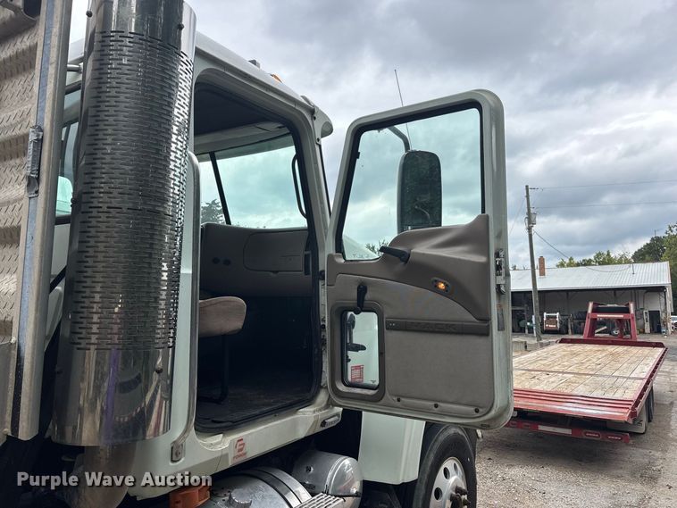 image for item DT0121 2007 Mack semi truck
