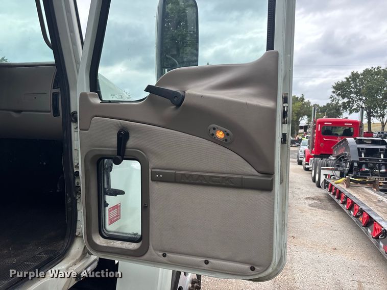 image for item DT0121 2007 Mack semi truck