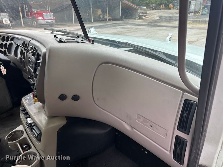 image for item DT0121 2007 Mack semi truck