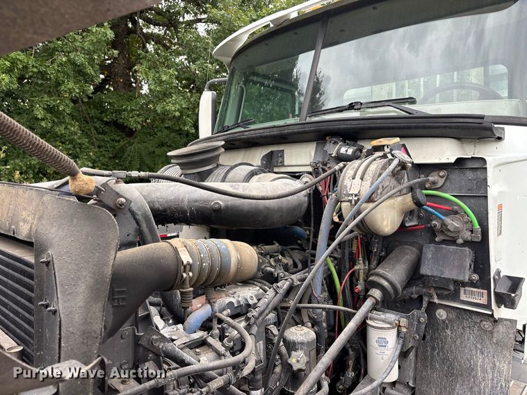 image for item DT0121 2007 Mack semi truck