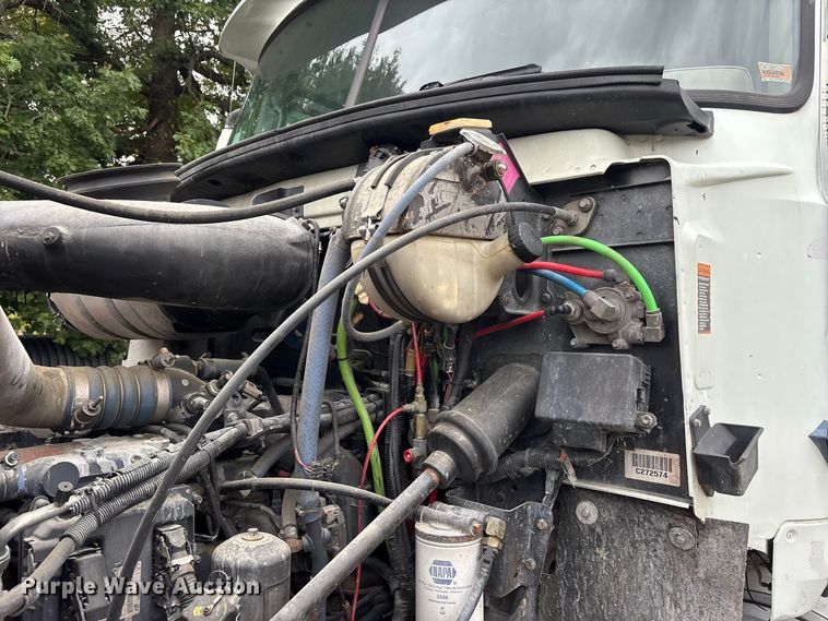 image for item DT0121 2007 Mack semi truck