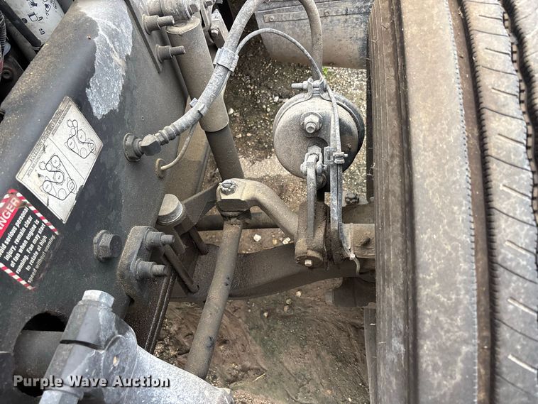 image for item DT0121 2007 Mack semi truck