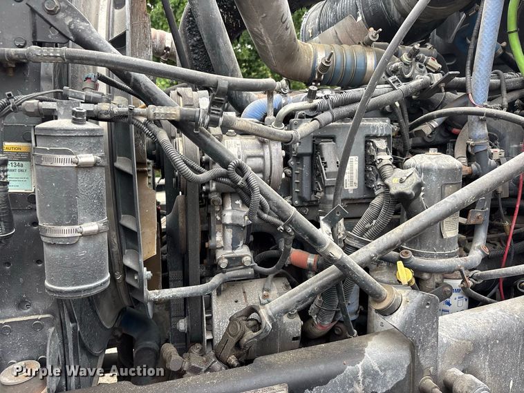 image for item DT0121 2007 Mack semi truck