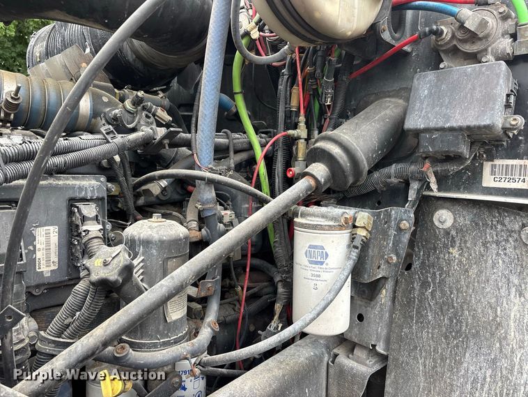 image for item DT0121 2007 Mack semi truck