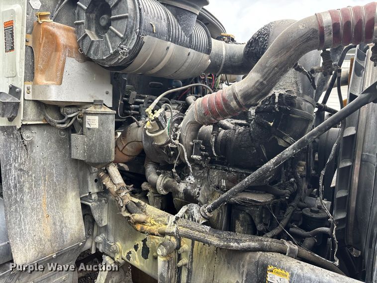 image for item DT0121 2007 Mack semi truck