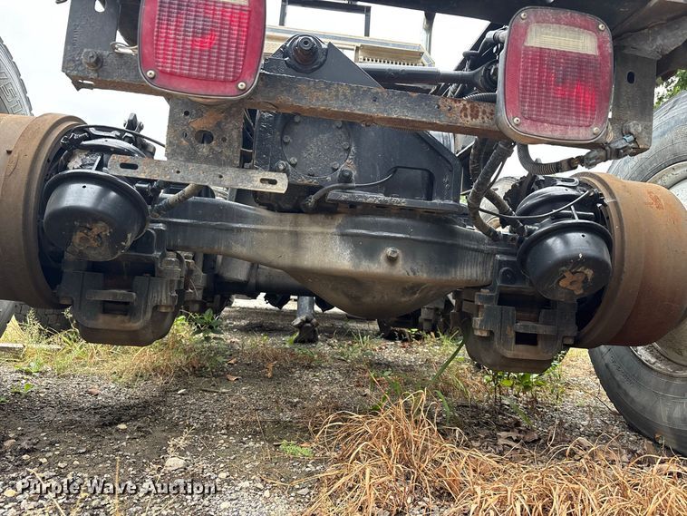 image for item DT0121 2007 Mack semi truck