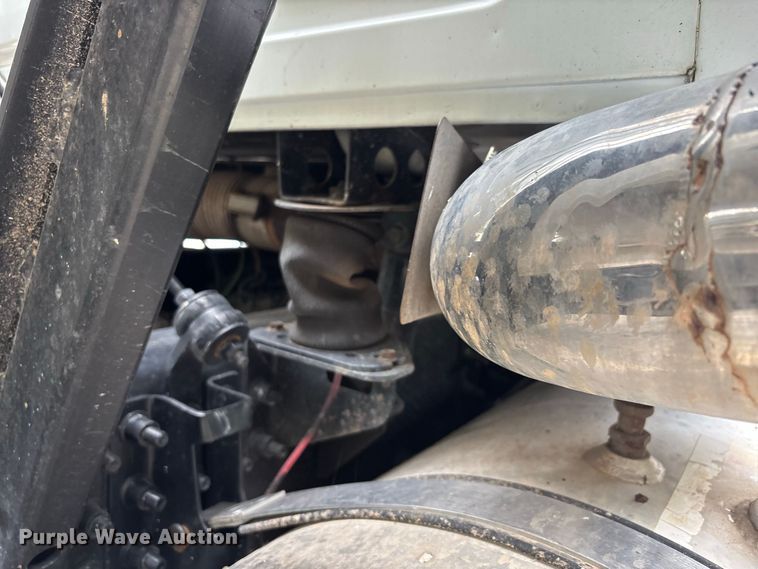 image for item DT0121 2007 Mack semi truck