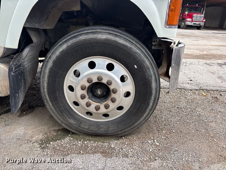 image for item DT0121 2007 Mack semi truck