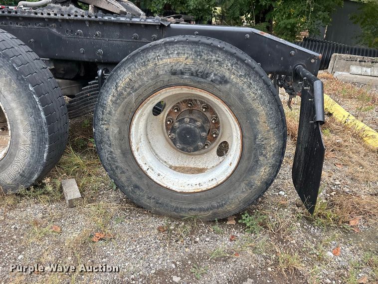 image for item DT0121 2007 Mack semi truck