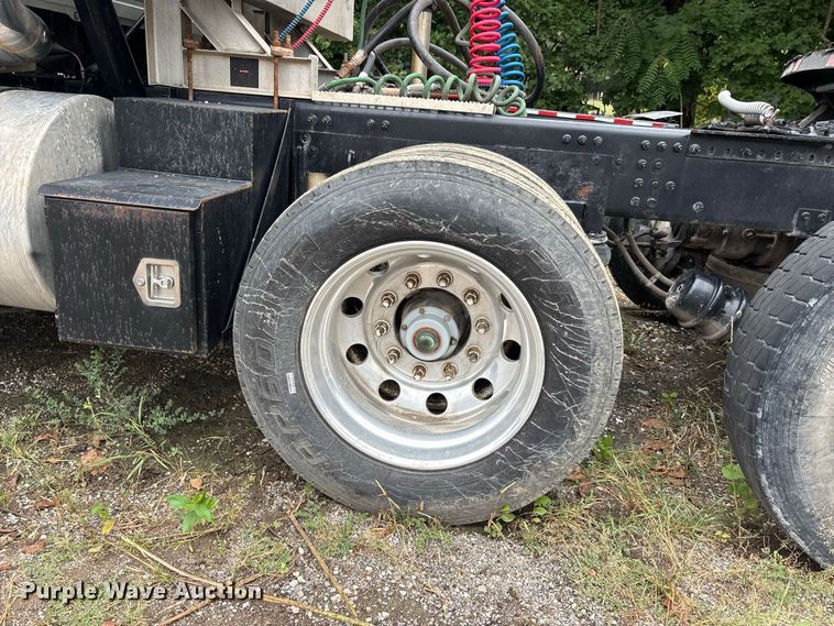 image for item DT0121 2007 Mack semi truck