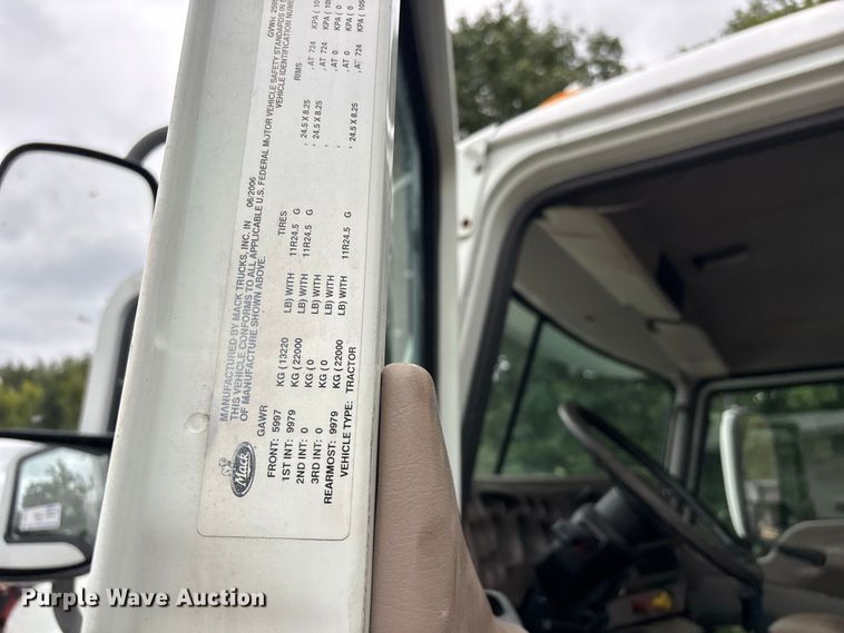 image for item DT0121 2007 Mack semi truck