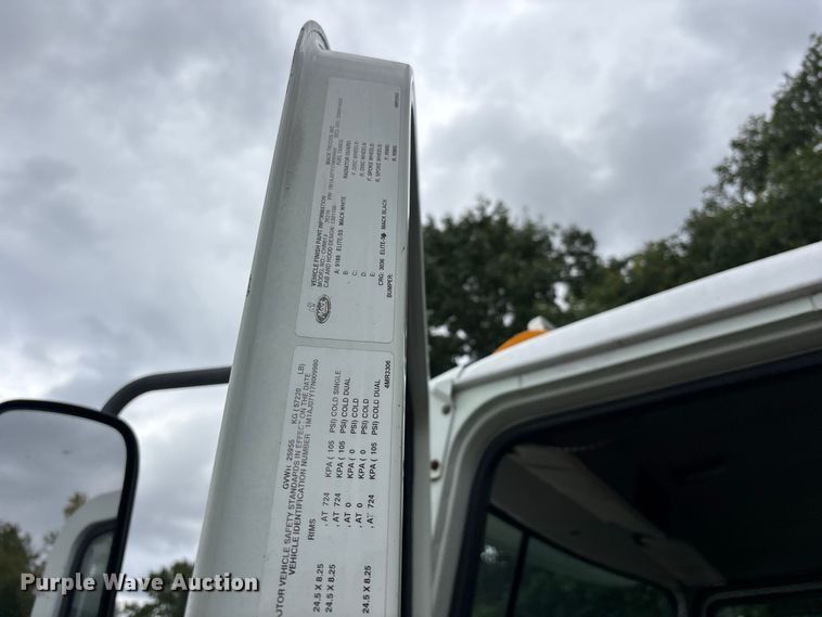 image for item DT0121 2007 Mack semi truck