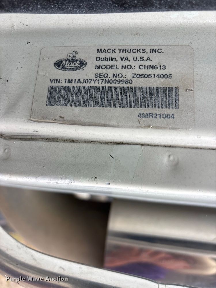 image for item DT0121 2007 Mack semi truck