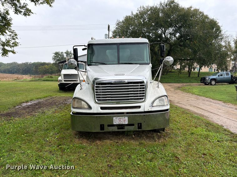 image for item DT3012 2003 Freightliner Columbia semi truck
