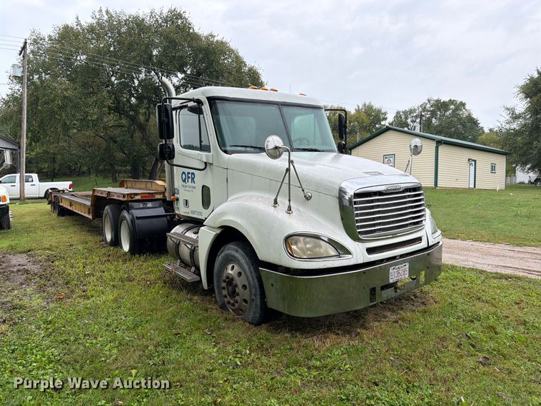 image for item DT3012 2003 Freightliner Columbia semi truck