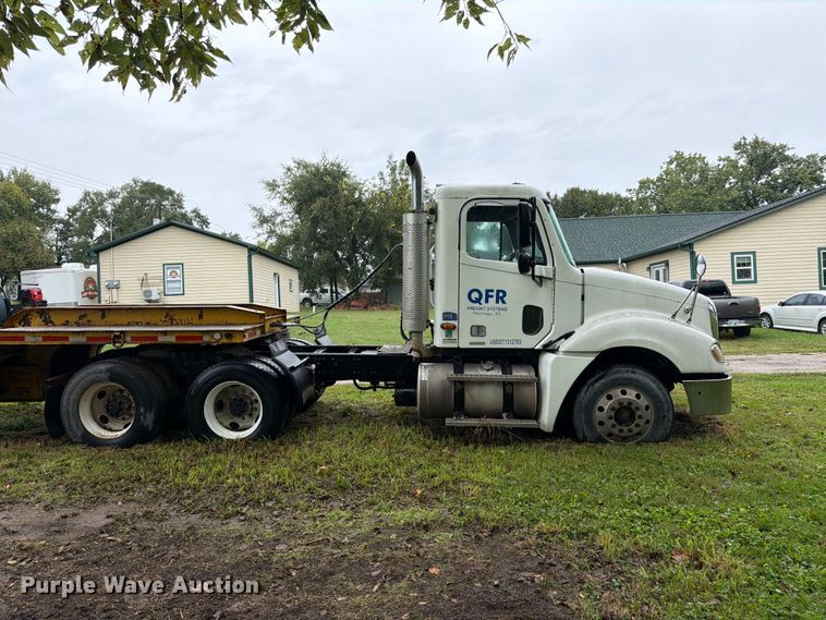 image for item DT3012 2003 Freightliner Columbia semi truck