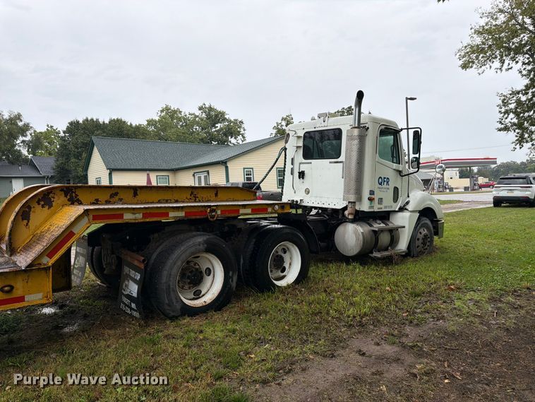 image for item DT3012 2003 Freightliner Columbia semi truck