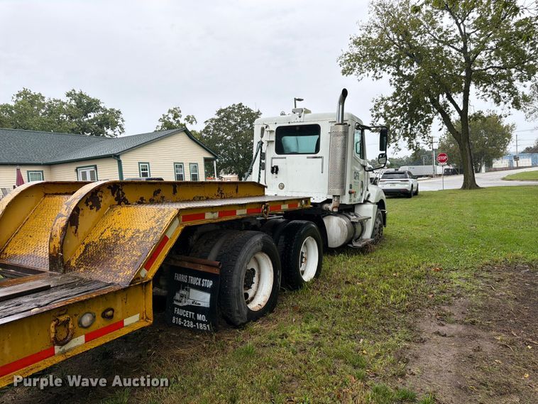 image for item DT3012 2003 Freightliner Columbia semi truck