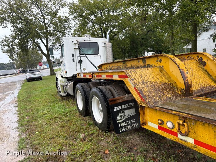 image for item DT3012 2003 Freightliner Columbia semi truck