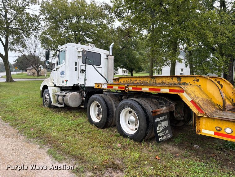 image for item DT3012 2003 Freightliner Columbia semi truck
