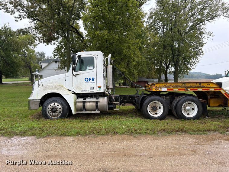 image for item DT3012 2003 Freightliner Columbia semi truck