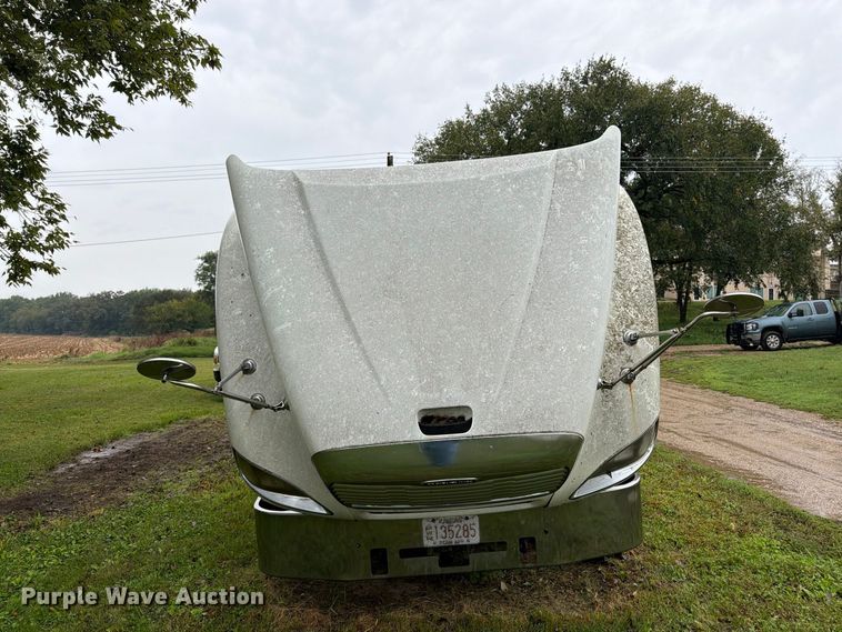 image for item DT3012 2003 Freightliner Columbia semi truck