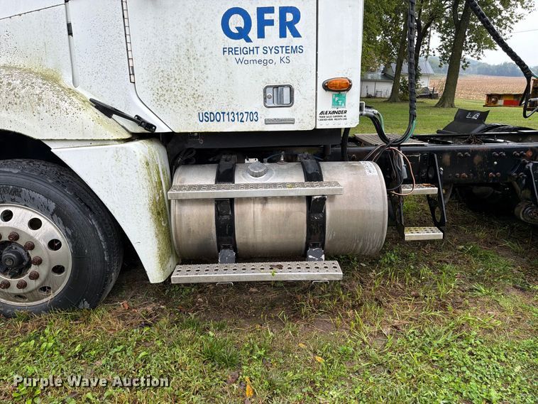 image for item DT3012 2003 Freightliner Columbia semi truck