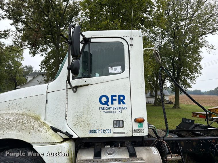 image for item DT3012 2003 Freightliner Columbia semi truck