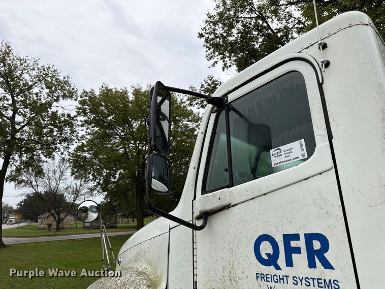 image for item DT3012 2003 Freightliner Columbia semi truck