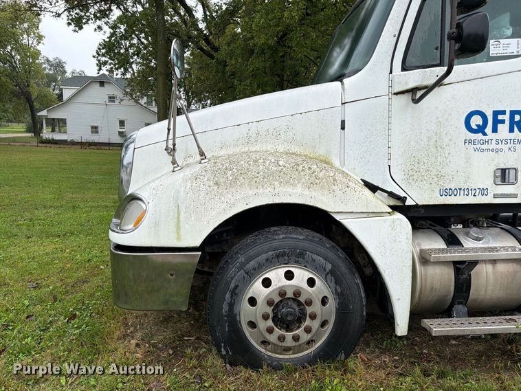 image for item DT3012 2003 Freightliner Columbia semi truck