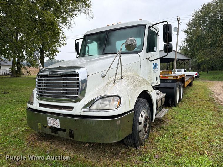 image for item DT3012 2003 Freightliner Columbia semi truck