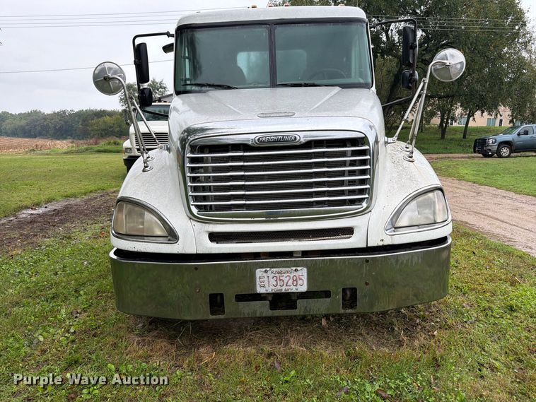 image for item DT3012 2003 Freightliner Columbia semi truck