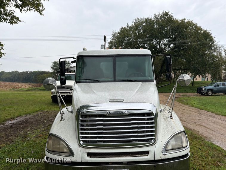 image for item DT3012 2003 Freightliner Columbia semi truck
