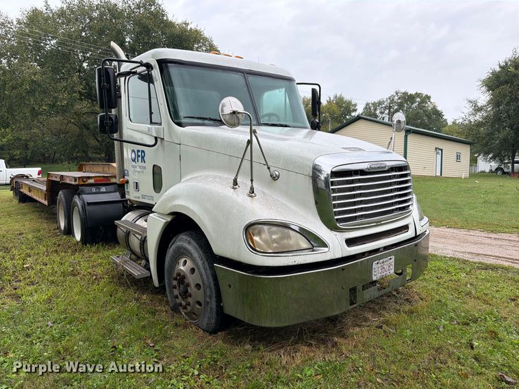 image for item DT3012 2003 Freightliner Columbia semi truck