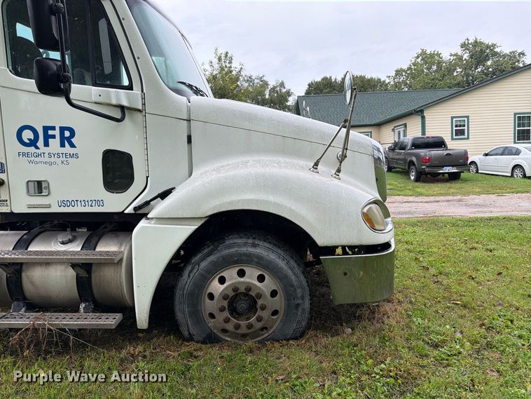 image for item DT3012 2003 Freightliner Columbia semi truck