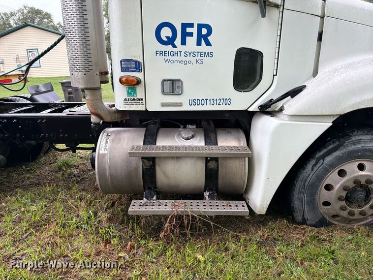 image for item DT3012 2003 Freightliner Columbia semi truck