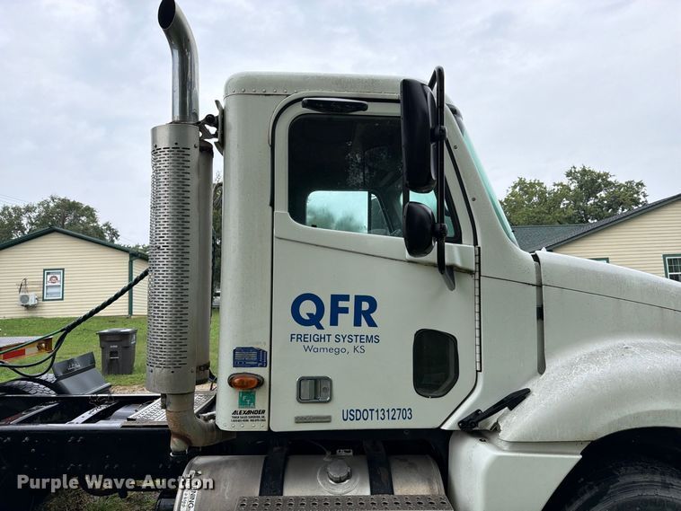 image for item DT3012 2003 Freightliner Columbia semi truck