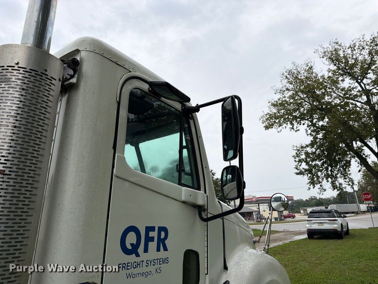 image for item DT3012 2003 Freightliner Columbia semi truck