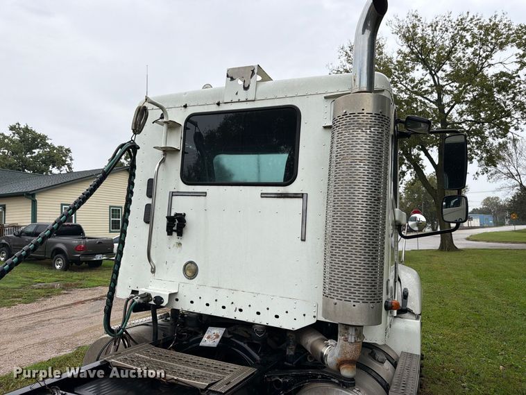 image for item DT3012 2003 Freightliner Columbia semi truck