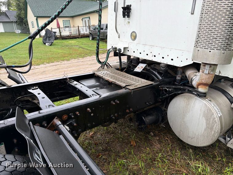 image for item DT3012 2003 Freightliner Columbia semi truck