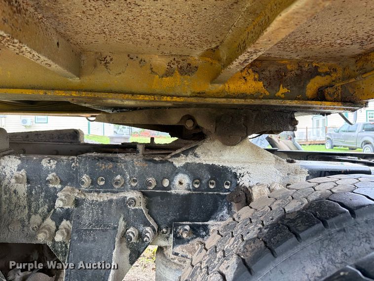 image for item DT3012 2003 Freightliner Columbia semi truck