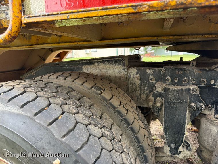 image for item DT3012 2003 Freightliner Columbia semi truck