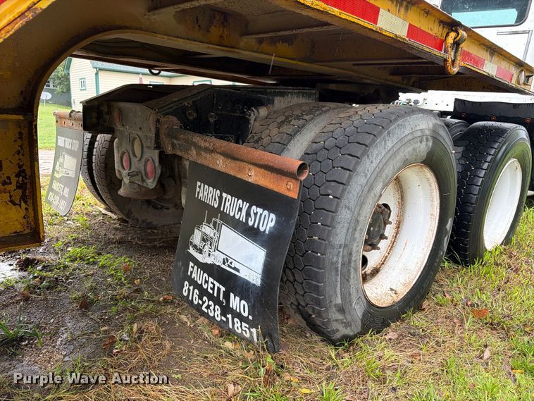 image for item DT3012 2003 Freightliner Columbia semi truck