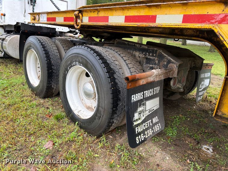 image for item DT3012 2003 Freightliner Columbia semi truck